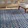 Tapis en laine à motif de chevrons ondulés bleu marine, bleu clair et blanc Iconium Authentic