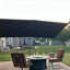 Grand parasol rectangulaire extérieur en porte-à-faux rectangulaire en aluminium 108 po x 138 po avec base et rotation à 360 degrés-995302197