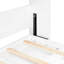 Lit simple blanc moderne avec design, conduit sous, prise, pour économiser de l'espace dans les petits appartements