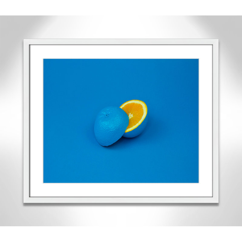 Pop orange en bleu par Davisuko, H 21,5 po x l 25,5 po x P 1,25 po, Papier blanc encadré, Blanc