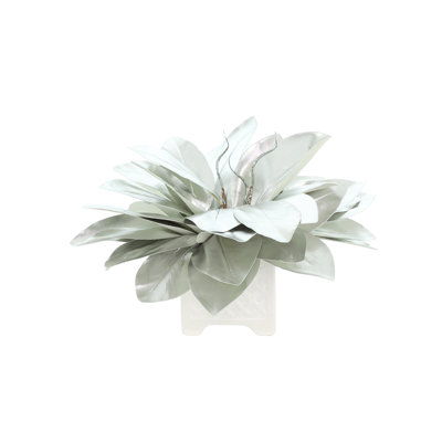 Arrangement de feuilles de magnolia des Fêtes dans un vase en céramique
