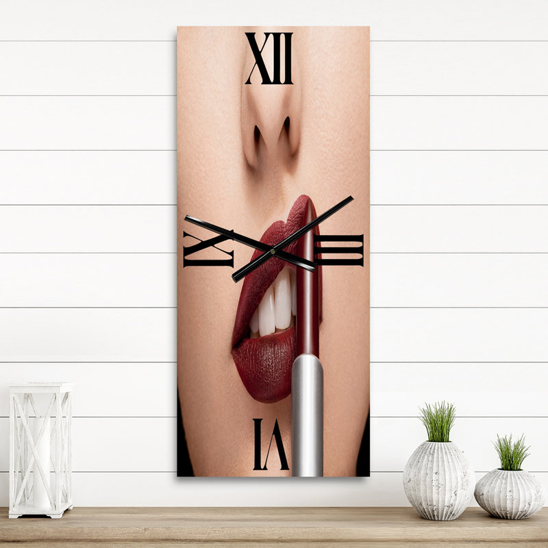 Femme appliquant du rouge à lèvres sur les lèvres - horloge murale moderne, Grand