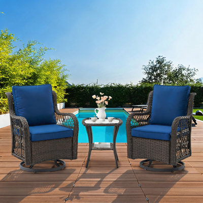 Ensemble de jardin 3 pièces, ensemble bistro en résine tressée avec 2 fauteuils pivotants et table basse en verre trempé, mobilier de jardin en rotin avec coussins pour terrasse, porche ou jardin, brun et bleu