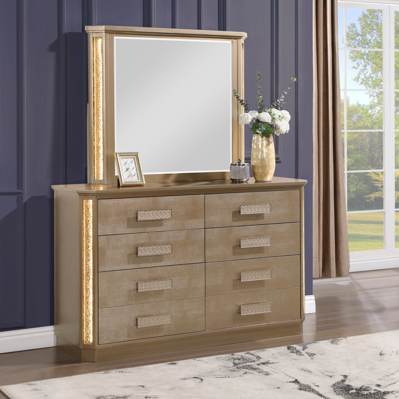 Commode en bois au fini doré