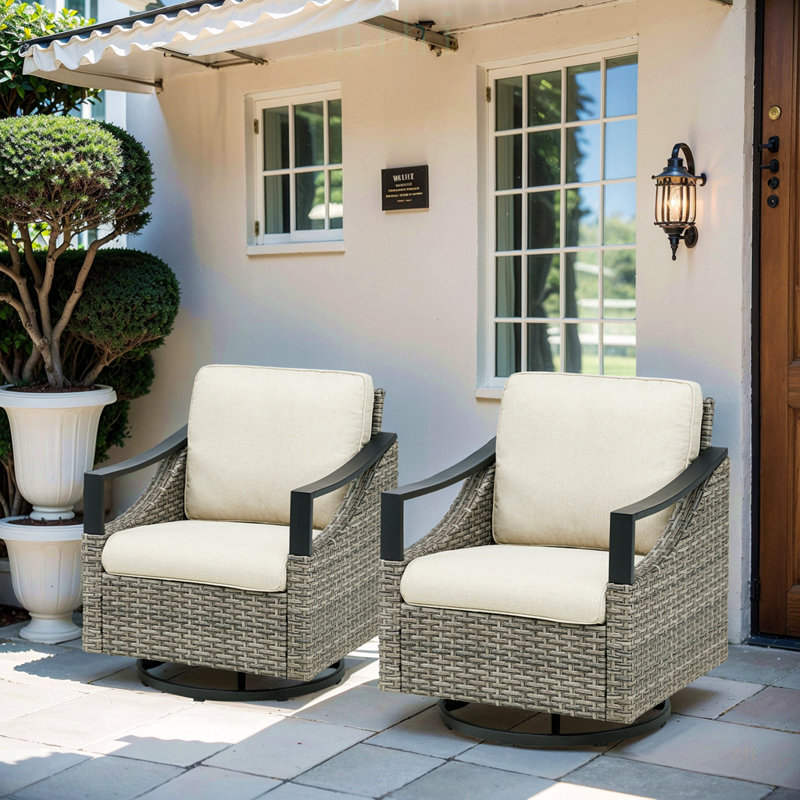 Ensemble de 2 chaises berçantes d'extérieur pivotantes et berçantes en osier gris avec coussins beiges pour la véranda ou la cour