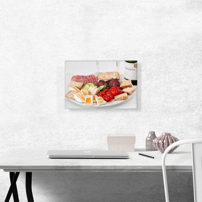 «Food Plater with Cheese Meat Bread and Wine Diner», reproduction de photo sur toile tendue, H 12 po x l 18 po x 1,5 po