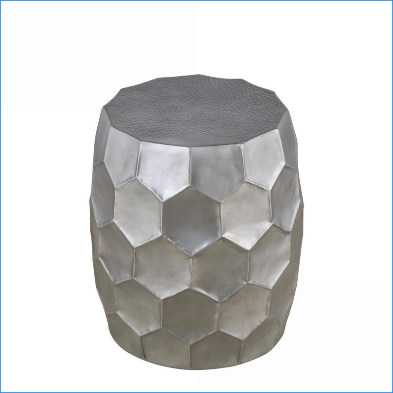 Table basse en aluminium antique martelé à la main - base en diamant, peu encombrante et facile à nettoyer pour le salon