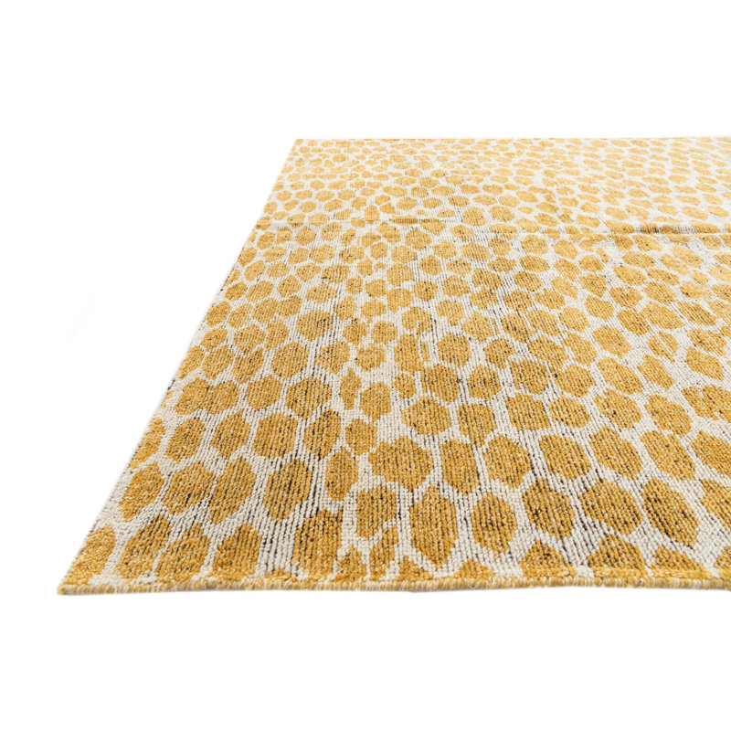 Tapis jaune Kalmanovitz