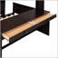 Lit mezzanine double Kaylianne avec lit simple autoportant, tablettes, bureau et garde-robe pour optimiser l'espace