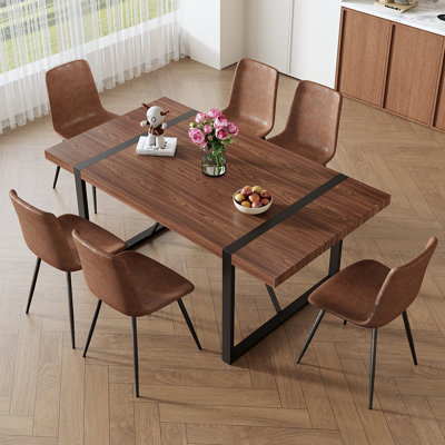Ensemble de table et de chaises. Table de salle à manger rectangulaire de style industriel de couleur noyer - Grande taille. Elle est jumelée à 6 chaises confortables en tissu brun avec un design incurvé. (Ensemble de salle à manger)