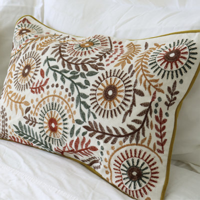 Housse de coussin décorative en coton brodée de fleurs bohèmes moutarde
