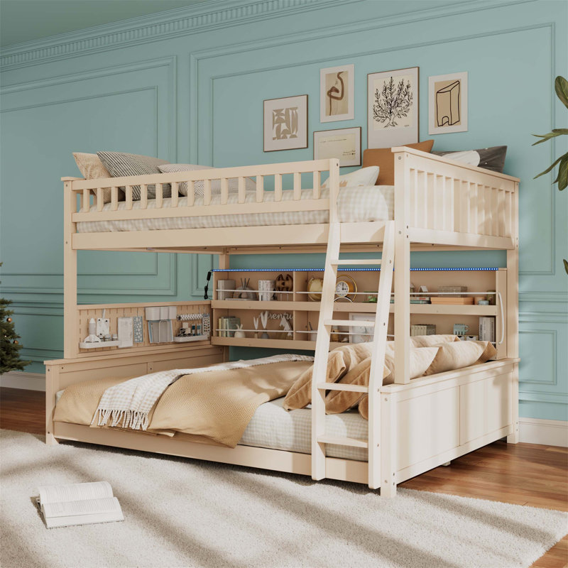 Lit double superposé au-dessus de grand lit double avec tablettes intégrées, éclairage à DEL changeant de couleur et panneau latéral perforé fonctionnel.