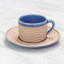Osier Pospisil dans une tasse en céramique bleue et une soucoupe-103701900