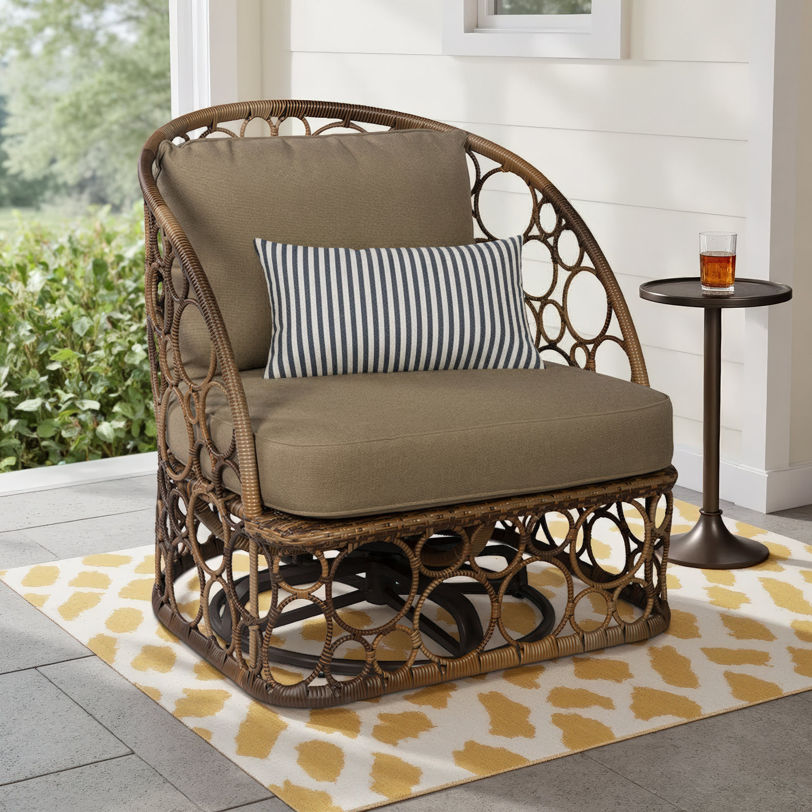 Swivel Wicker Outdoor Lounge Chair