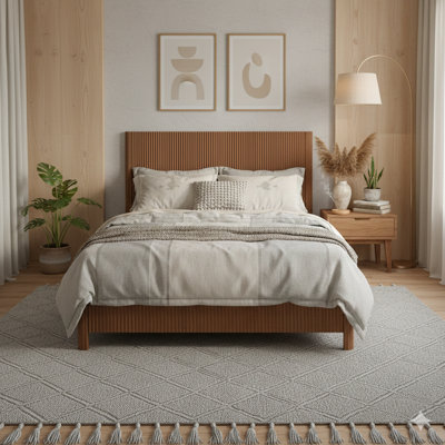 Grand lit avec un design ondulé en bois et une ligne courbée. Ne nécessite pas de sommier. Finition noyer.