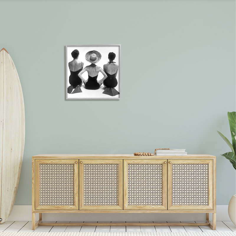 Femmes assises sur une plage, des maillots de bain rétro, des palmes, une ferme surdimensionnée, un giclée rustique encadrée, un art texturé par Graffitee Studios
