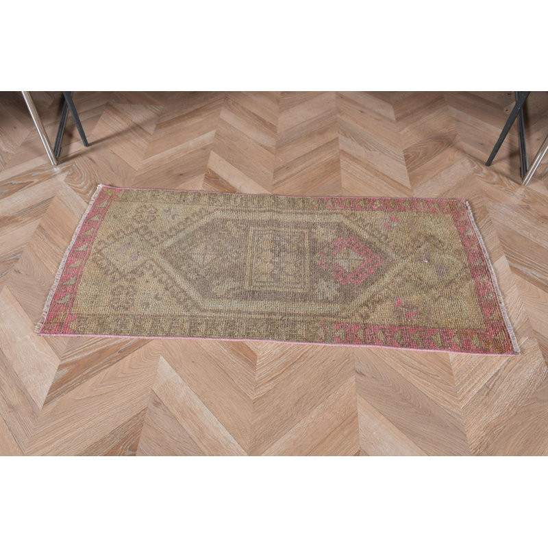 Petit tapis turc anatolien rétro rose idéal pour l'entrée et comme tapis de bain en laine