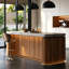 Îlot de cuisine de style Mid-Century avec dessus en marbre, grand espace de rangement et entièrement assemblé.