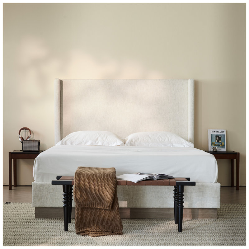 Très grand lit plateforme à oreilles tapissier Hosford California - toile ivoire texturée avec base en bois rustique, aucun sommier nécessaire