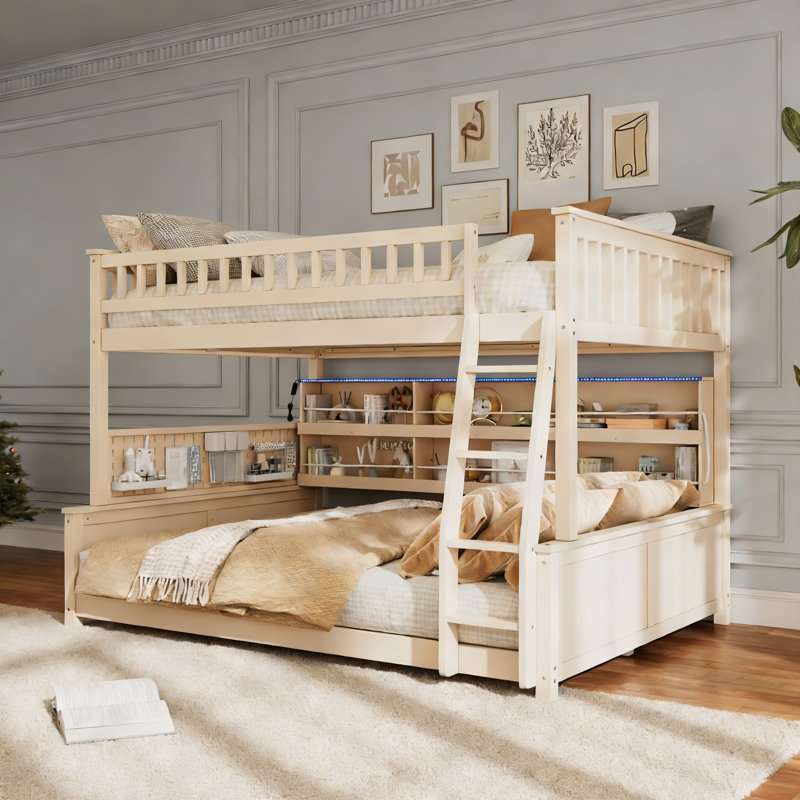 Lit double superposé au-dessus de grand lit double avec tablettes intégrées, lumières à changement de couleur et panneau perforé