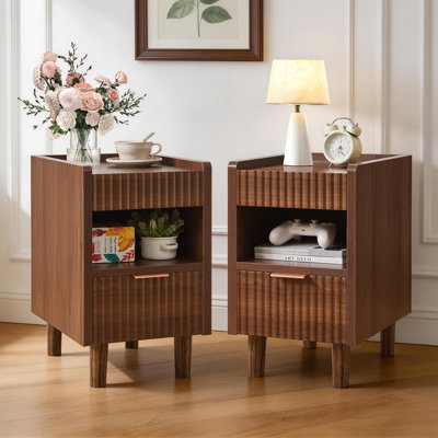 Ensemble de 2 tables de chevet en bois cannelé brun noyer avec tiroir de rangement ouvert