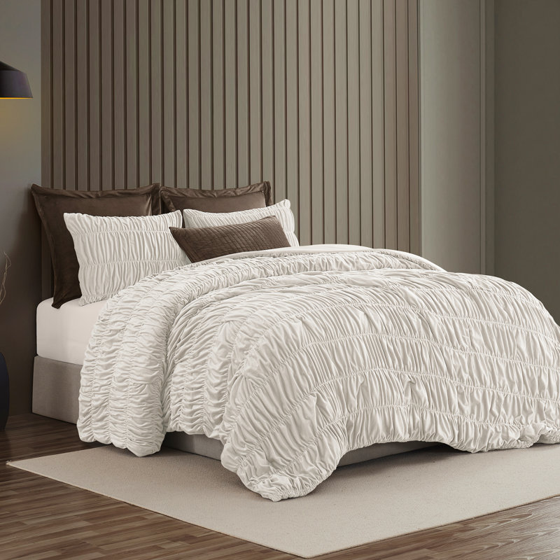 Wonderful Lightweighted 3-Piece Velvet Quilt Set Luxurious Double Elastic Embroidery, King Comforter + 2 King Shams, Cream