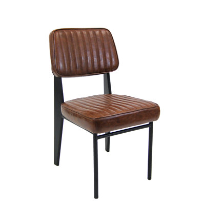 Chaise d'intérieur en métal noir avec assise et dossier rembourrés en vinyle au fini brun