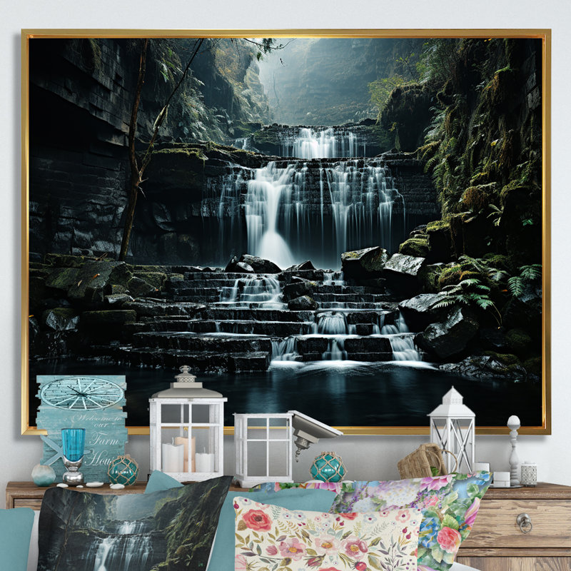 «Waterfall Cliff Scenery» sur toile, Cadre flottant doré, H 16 po x l 32 po x P 1 po
