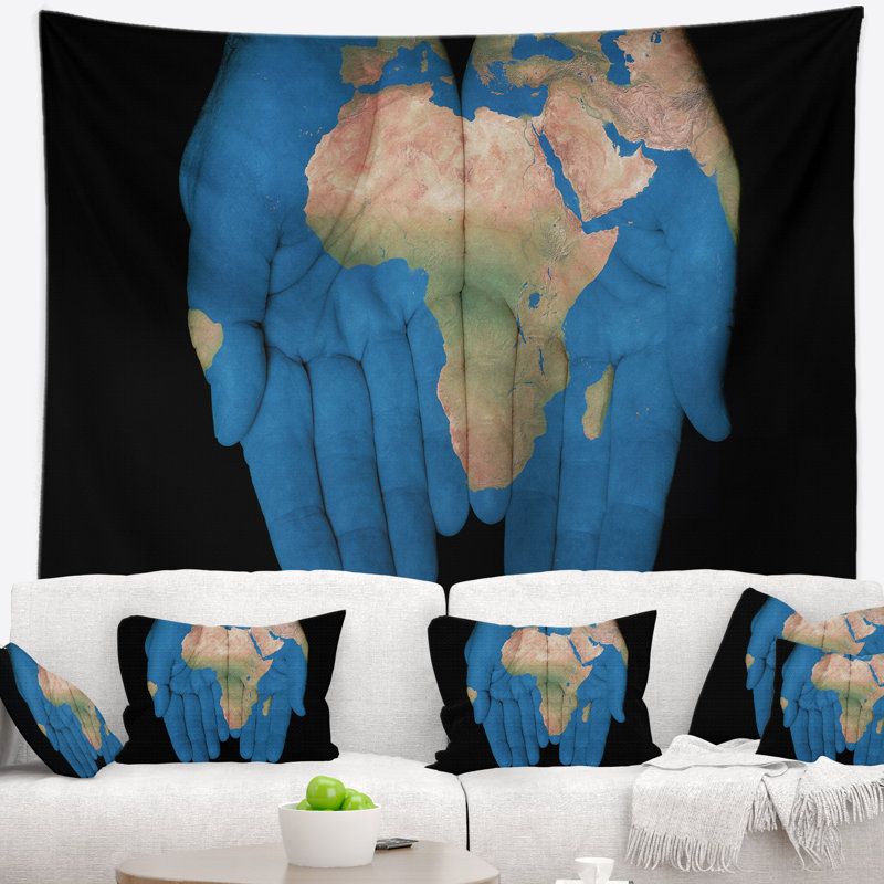 Carte africaine entre nos mains, tapisserie abstraite, H 32 po x l 39 po