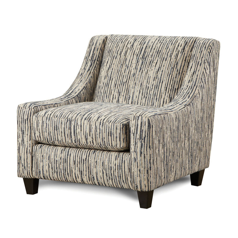 Chaise rembourrée à accoudoirs inclinés