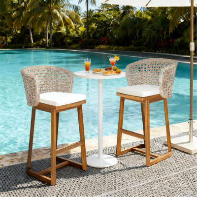 Tabourets de bar d'extérieur en bois d'acacia (ensemble de 2), chaises de bar de hauteur teck avec coussin beige et dossier en osier brun clair, tabourets de comptoir pour patio, bord de piscine, îlot de cuisine