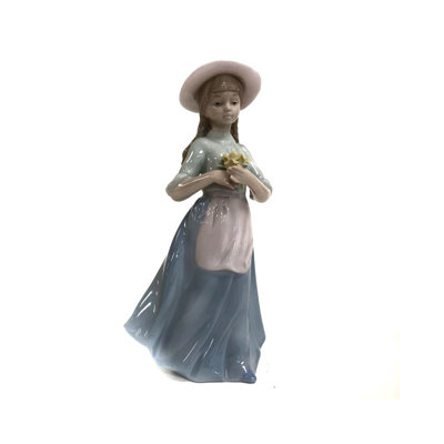 Fille de ferme tenant une fleur Auriga