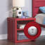 Table de chevet à finition rouge Cargo avec USB, style unique