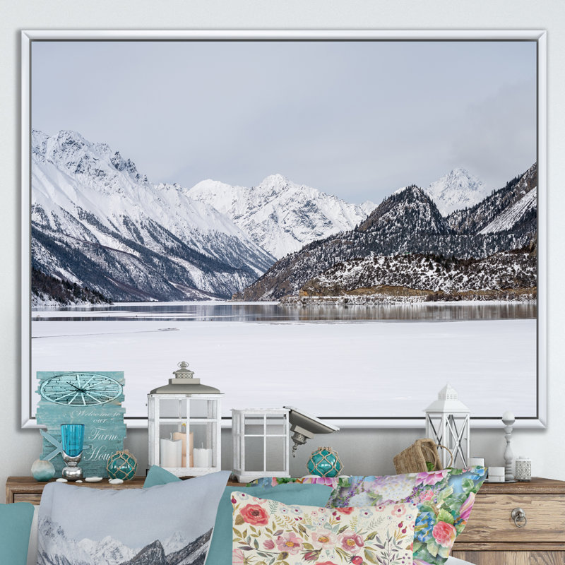 Paysage de lac et de montagne en Alaska I, H 30 po x l 40 po x P 1,5 po, Cadre flottant blanc