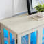 Vitrine blanche antique avec tablettes réglables et construction élégante en configuration rétro