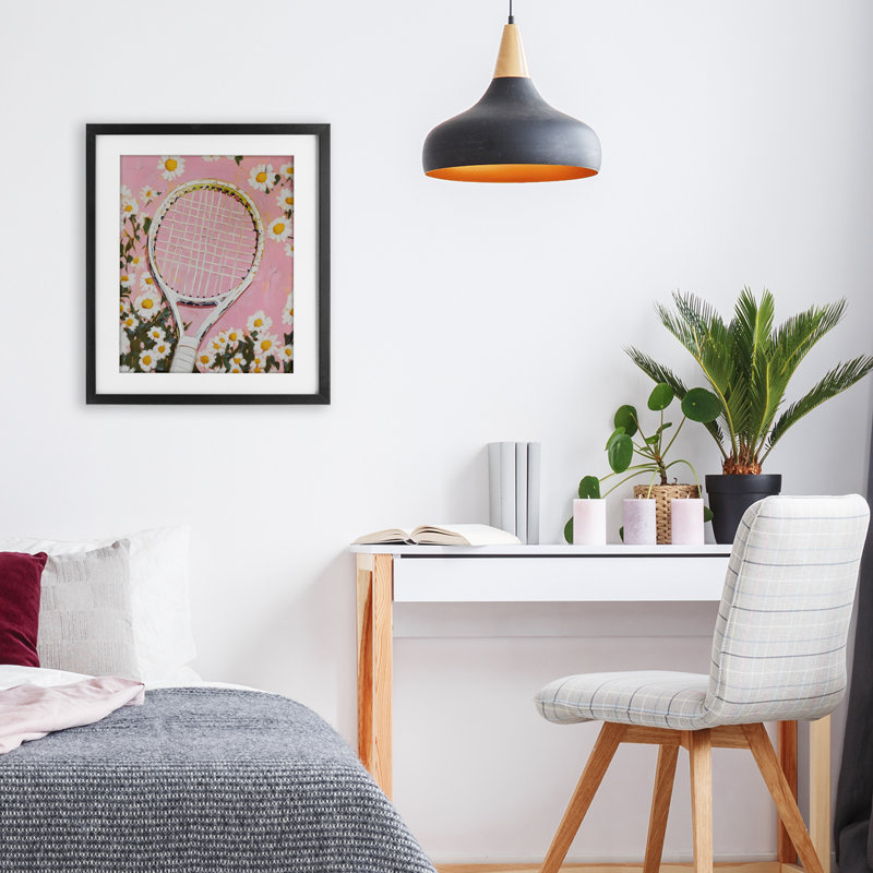 «Pink Tennis Racket & Daisies», reproduction sous verre encadrée, design par LSR Design Studio, Cadre noir minuit sous verre