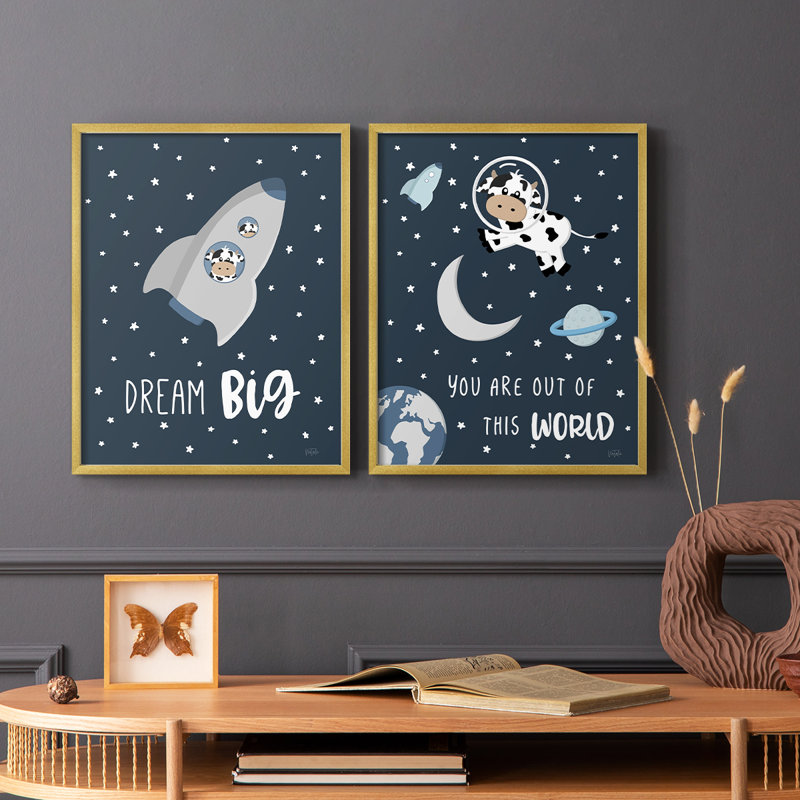«Cow in Space I», reproduction encadrée de qualité supérieure - prête à être accrochée - aucun clou requis - aucun clou requis