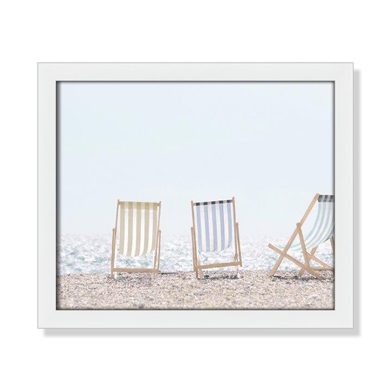 «Adriatica Beach Chairs», reproduction encadrée sur papier par Leah Straatsma, H 13 po x l 15 po x P 1,25 po, Blanc satiné