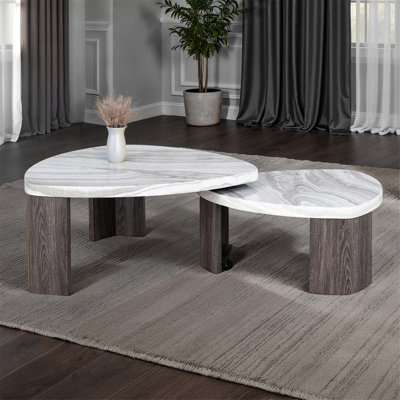 Table gigogne de style contemporain avec roulettes cachées pour un pivot facile