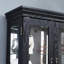 Armoire en verre noir avec éclairage exquis pour garde-manger, présentoir de collection idéal dans la cuisine, éclairage enchanteur et tablettes réglables