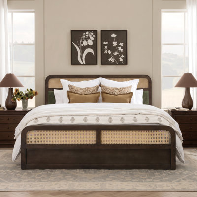 Lit plateforme en bois de style moderne du milieu du siècle Tavin avec tête de lit en rotin et capitonnée, cadre arrondi pour chambres à l'ambiance feutrée
