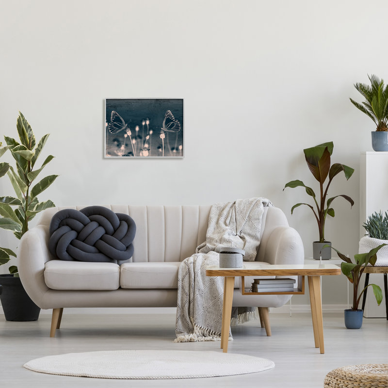 «Abstract Grey Butterflies Meadow» par Kim Allen, H 16 po x l 20 po, Estampe numérique Farmhouse