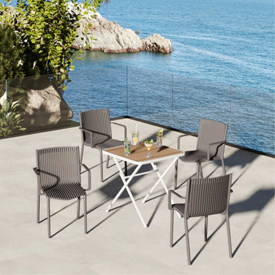 Table carrée et fauteuil empilable gris chaud 4 pièces pour intérieur / extérieur, plateau de table, pieds en métal blanc, kaki, durabilité toutes saisons, ergonomique, patins antidérapants, design, prêt à l'emploi, zéro
