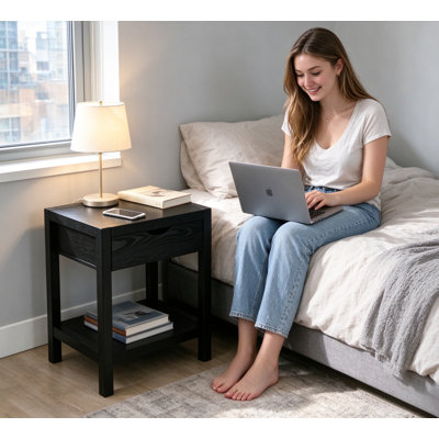 Table d'appoint à un tiroir, aspect bois noir, avec tablette de rangement ouverte, idéale pour la chambre à coucher et le salon.