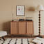 Charmante armoire média de style campagnard avec plusieurs options de rangement