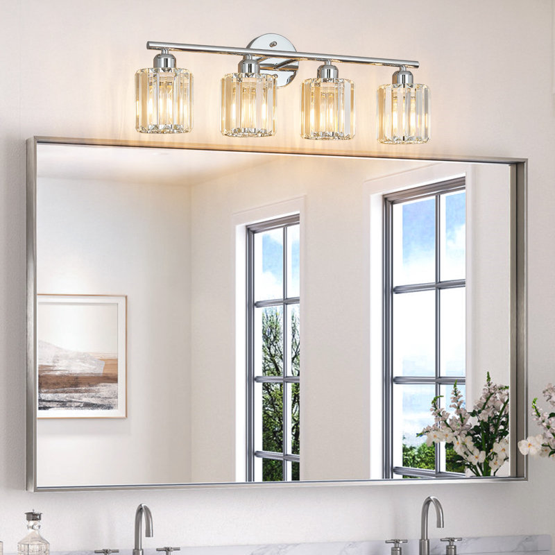 Applique murale verticale Kyneisha moderne chromée à 4 lumières en cristal, à placer au-dessus du miroir de la coiffeuse ou du lavabo ; compatible avec les ampoules à intensité variable (ampoules non comprises).