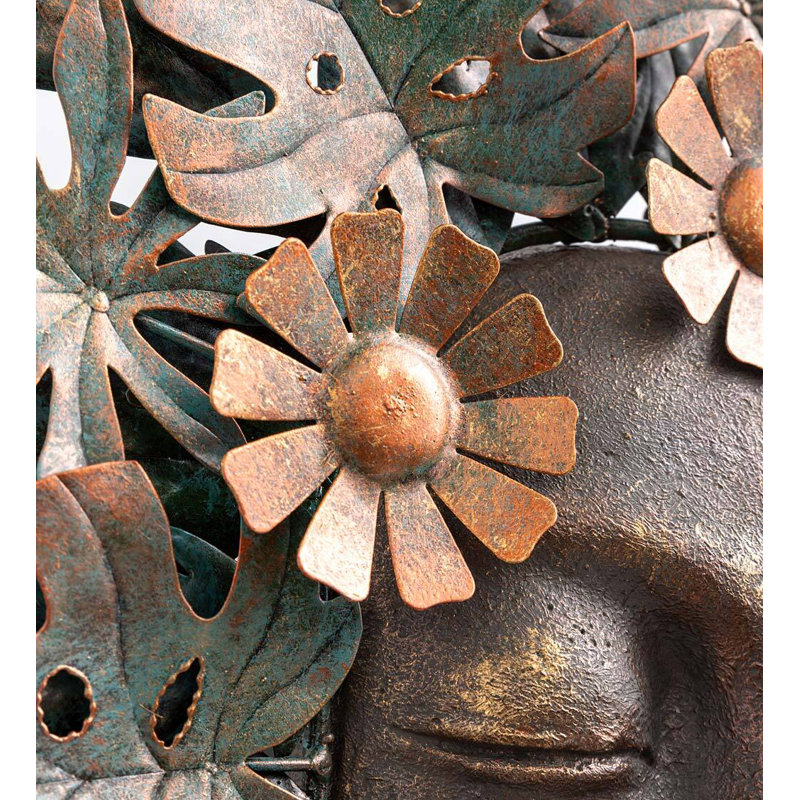 Visage de femme fait à la main entouré de feuilles de métal et de fleurs, art mural