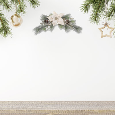 Guirlande de poinsettias et de pommes de pin