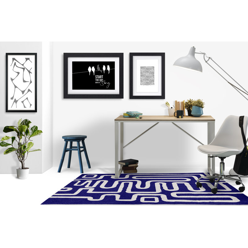 Tapis de chaise rectangulaire à poils courts Chikka, H 36 po x l 60 po, Bleu marine / beige
