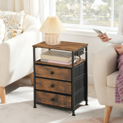 Table de chevet avec station de charge, 1 prise et 2 ports USB, table d'appoint étroite avec 3 tiroirs en tissu non tissé, table d'appoint avec rangement ouvert, table de chevet pour les petits espaces